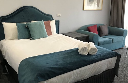 Forbes Hotel | Family-Friendly Retreat at Town & Country Motor Inn Forbes