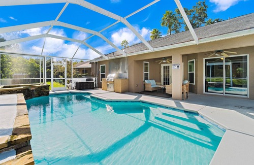 Bearss Plaza House | Cozy Town 'n' Country: 3 Bedrooms & Enclosed Pool Oasis