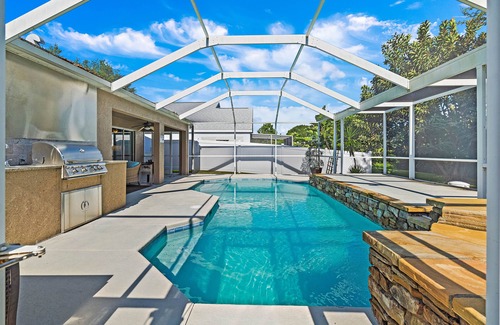 Bearss Plaza House | Cozy Town 'n' Country: 3 Bedrooms & Enclosed Pool Oasis