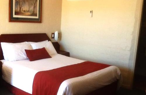 Orange Hotel | Discover Comfort at Town Square Motel - 4 Star Stay
