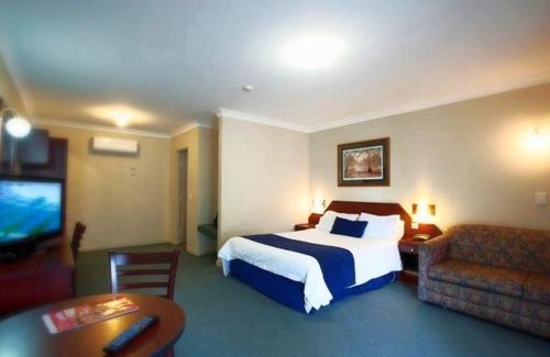 Orange Hotel | Discover Comfort at Town Square Motel - 4 Star Stay