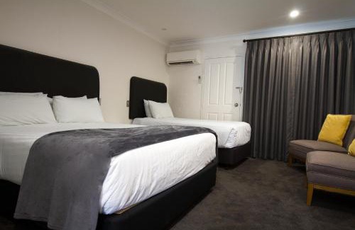 Orange Hotel | Discover Comfort at Town Square Motel - 4 Star Stay