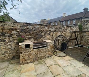 Cashel House | Charming Town Villa with Garden & BBQ Area for 6 Guests