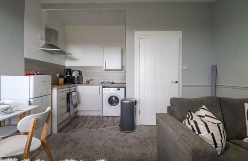 Dumbarton Apartment | Modern 2 Bedroom Townend Apartment Near Loch Lomond