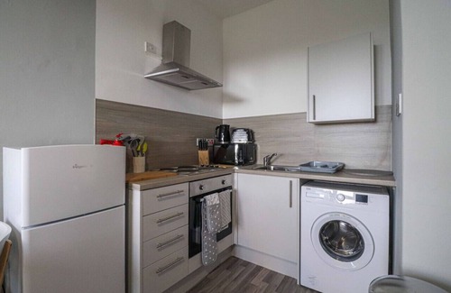 Dumbarton Apartment | Modern 2 Bedroom Townend Apartment Near Loch Lomond