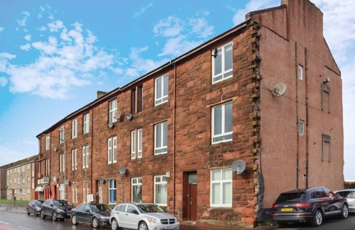 Dumbarton Apartment | Modern 2 Bedroom Townend Apartment Near Loch Lomond