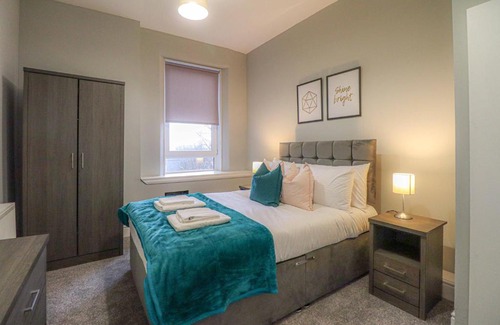 Dumbarton House | Cozy Holiday Homes in Dumbarton, Perfect for Families & Pets