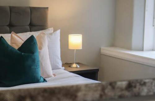 Dumbarton House | Cozy Holiday Homes in Dumbarton, Perfect for Families & Pets