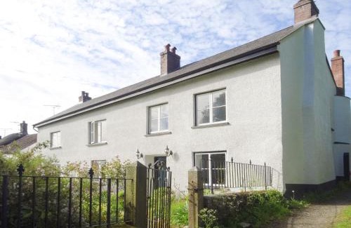 Sticklepath House | Elegant Townend: Pet-Friendly Retreat with Pool Access