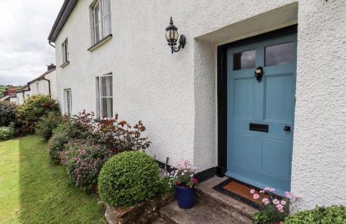Sticklepath House | Elegant Townend: Pet-Friendly Retreat with Pool Access