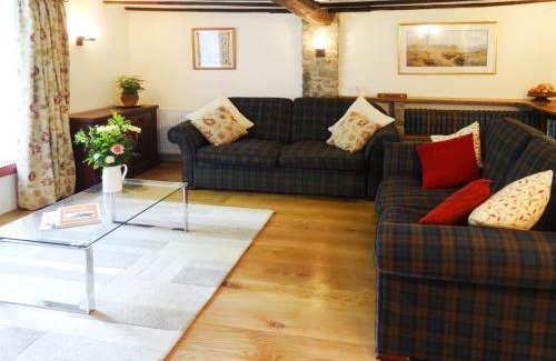 Sticklepath House | Elegant Townend: Pet-Friendly Retreat with Pool Access