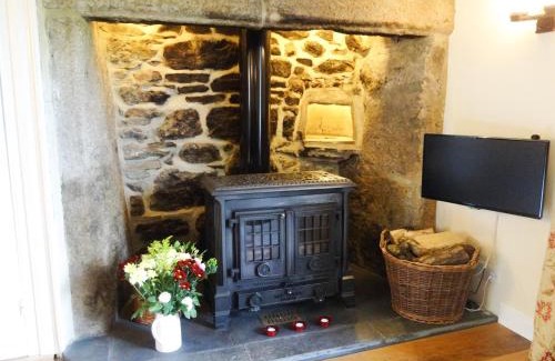 Sticklepath House | Elegant Townend: Pet-Friendly Retreat with Pool Access