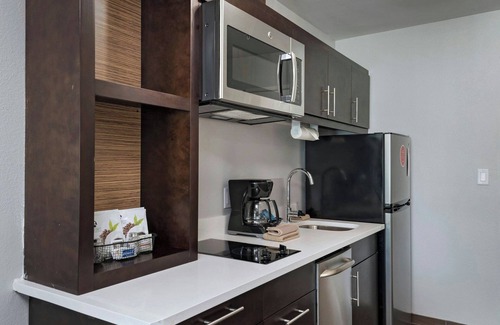 Port Allen Hotel | Exceptional Towneplace Suites Baton Rouge with Pool & Dining