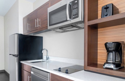 Allen Park Hotel | Comfortable TownePlace Suites Detroit with Pool & Breakfast