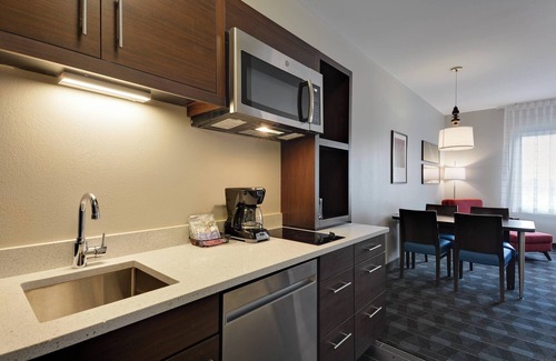 Allen Park Hotel | Comfortable TownePlace Suites Detroit with Pool & Breakfast