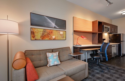 Allen Park Hotel | Comfortable TownePlace Suites Detroit with Pool & Breakfast