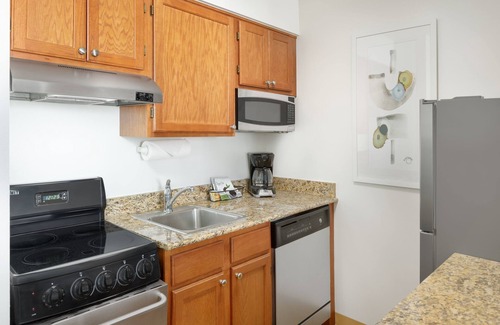 Findlay Hotel | Ideal Towneplace Suites By Marriott Findlay with Pool & Breakfast