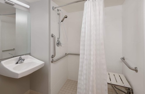 Findlay Hotel | Ideal Towneplace Suites By Marriott Findlay with Pool & Breakfast