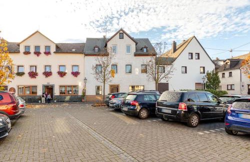 Rhens House | Townhaus: 8 Bedrooms with Sauna & Hot Tub Retreat