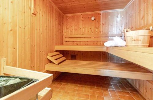 Rhens House | Townhaus: 8 Bedrooms with Sauna & Hot Tub Retreat