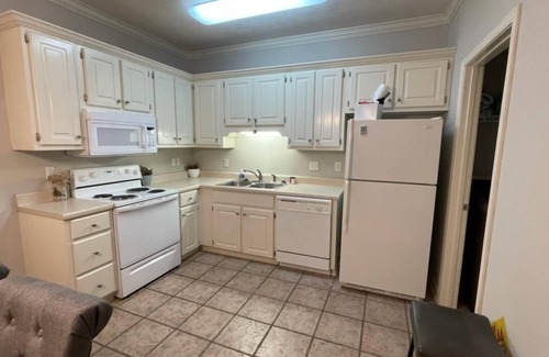 Oxford House | Ideal Townhome: 2 Bedrooms, Close to Campus with Breakfast