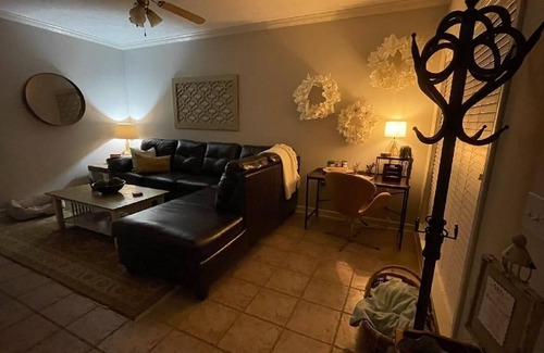 Oxford House | Ideal Townhome: 2 Bedrooms, Close to Campus with Breakfast