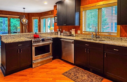 Inlet House | Family-Friendly Townhome L1 Near 4th Lake with Pool