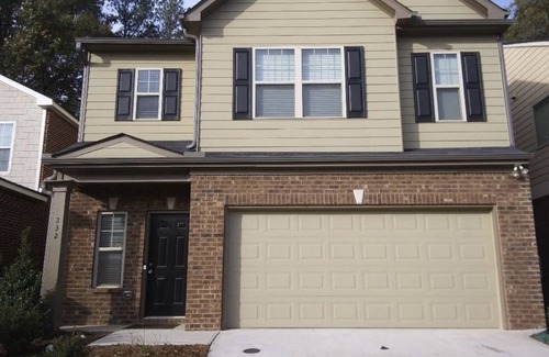 McDonough House | Cozy Townhome in Henry County with Spa and Hot Tub