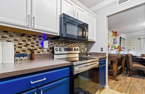 College Park House | Townhome w Big Balcony and Workspace - Perfect for Work and Student Travelers