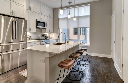 East End - Valley Street Apartment | Elegant Downtown Townhome with Family-Friendly Amenities