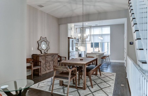 East End - Valley Street Apartment | Elegant Downtown Townhome with Family-Friendly Amenities