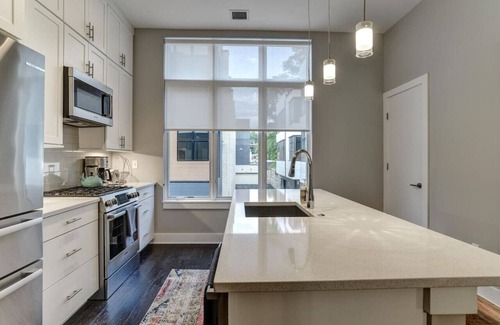 East End - Valley Street Apartment | Elegant Downtown Townhome with Family-Friendly Amenities