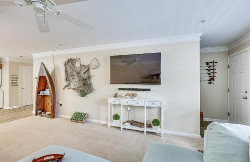 White Lake House | Inviting Townhome with Outdoor Pool near White Lake
