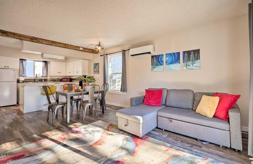 Mountain View District House | Inviting Townhome with Putting Green near Old Mill Getaway