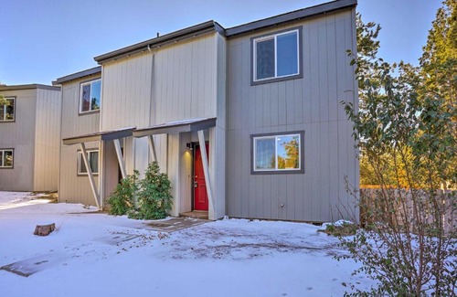 Mountain View District House | Inviting Townhome with Putting Green near Old Mill Getaway