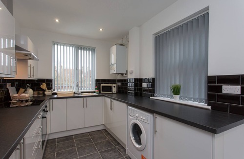 Crewe House | Cozy Townhouse @ 101 Catherine Street Crewe with Kitchen