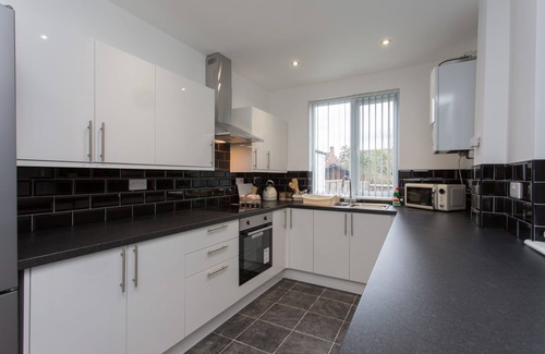 Crewe House | Cozy Townhouse @ 101 Catherine Street Crewe with Kitchen