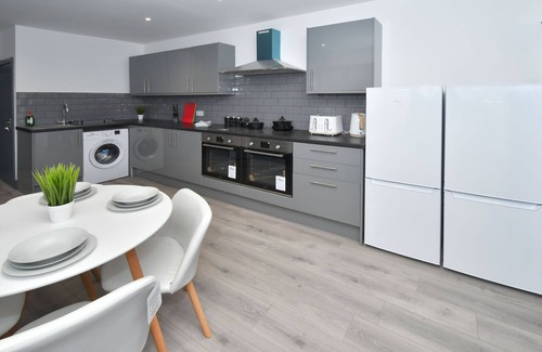 Hanley House | Spacious 6 Bedroom Townhouse @ 24 Brunswick Place with Kitchen