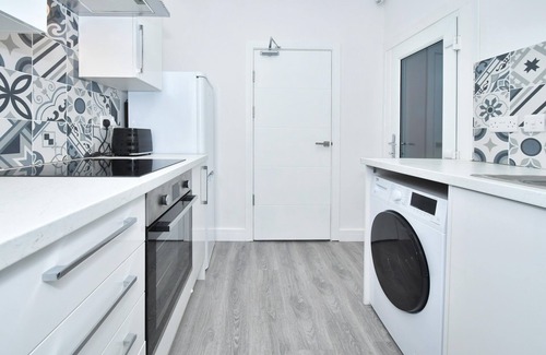 Crewe House | Cozy Townhouse @ 42 Minshull New Road Crewe with Kitchen