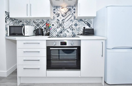 Crewe House | Cozy Townhouse @ 42 Minshull New Road Crewe with Kitchen