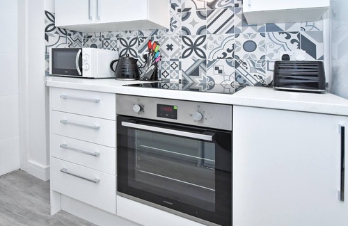 Crewe House | Cozy Townhouse @ 42 Minshull New Road Crewe with Kitchen