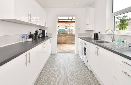 Crewe House | Stylish Townhouse @ 86 Brooklyn Street Crewe with Kitchen