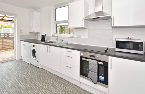 Crewe House | Stylish Townhouse @ 86 Brooklyn Street Crewe with Kitchen