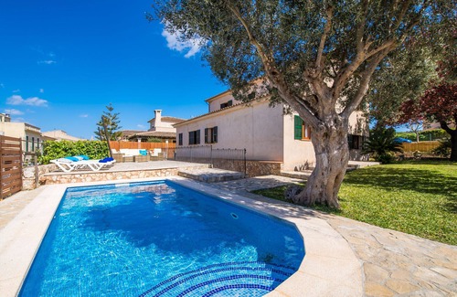 Costitx Ski Chalet | Idyllic Village Retreat with Garden, Pool & Pet-Friendly Comfort