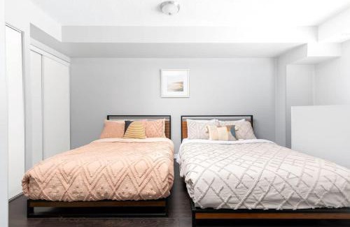 King West Village Apartment | Townhouse Condo Loft for 4 - 2 Beds