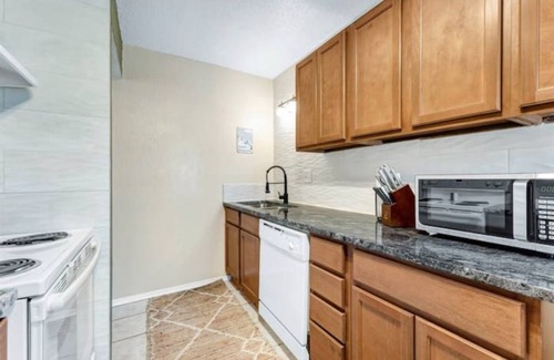 College Station House | Cozy Townhouse Near Texas A&M with Pool & Hot Tub