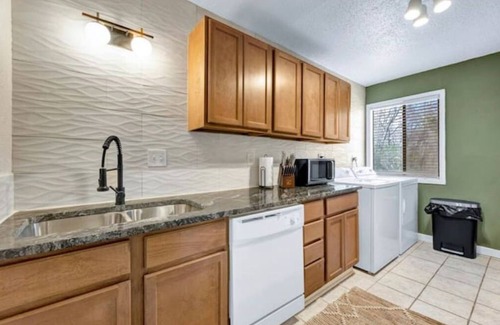 College Station House | Cozy Townhouse Near Texas A&M with Pool & Hot Tub