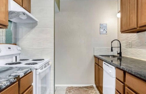 College Station House | Cozy Townhouse Near Texas A&M with Pool & Hot Tub