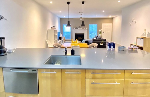 Sharpstown House | Central Townhouse in Vibrant Westchase District