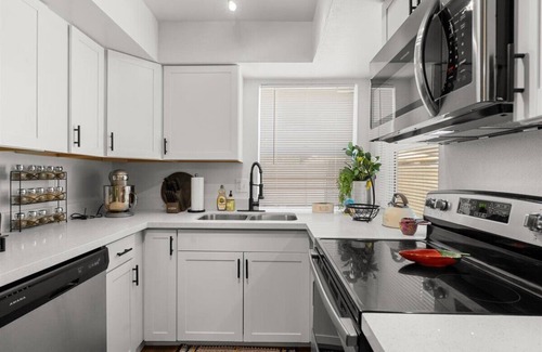 Paradise Valley Village House | Central Phoenix Townhouse: Family-Friendly & Pet Welcoming